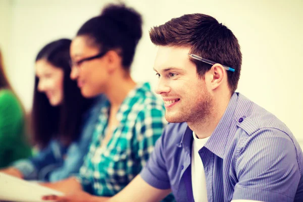 Étudiant avec ordinateur étudiant à l'école — Photo