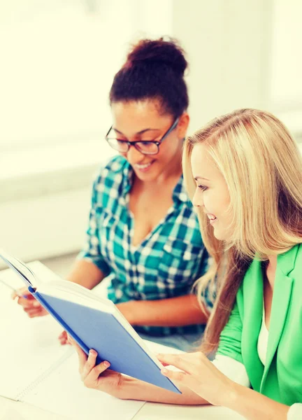 Ler student tjejer läser bok i skolan — Stockfoto