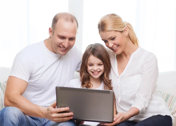 Pais e menina com laptop em casa — Fotografia de Stock