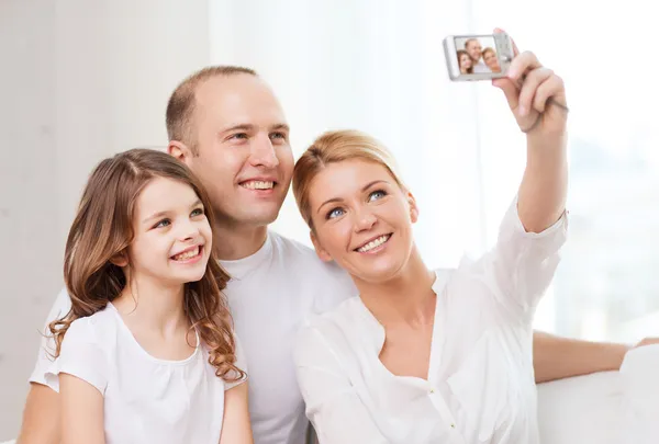 Família feliz com a menina fazendo auto retrato — Fotografia de Stock