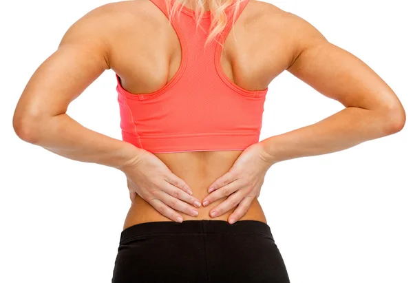 Primer plano de la mujer deportiva tocándose la espalda —  Fotos de Stock