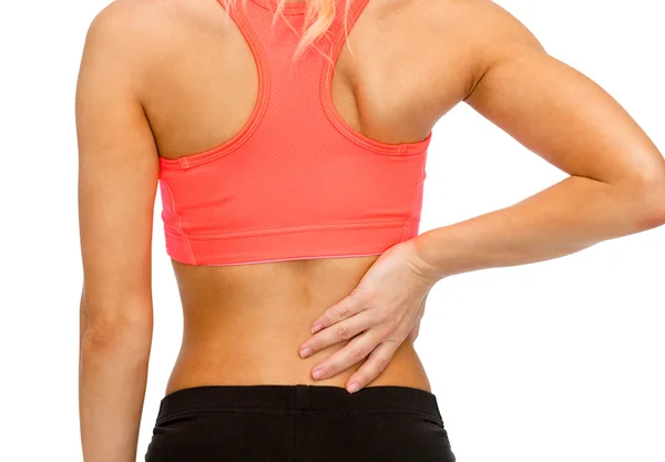 Primer plano de la mujer deportiva tocándose la espalda —  Fotos de Stock