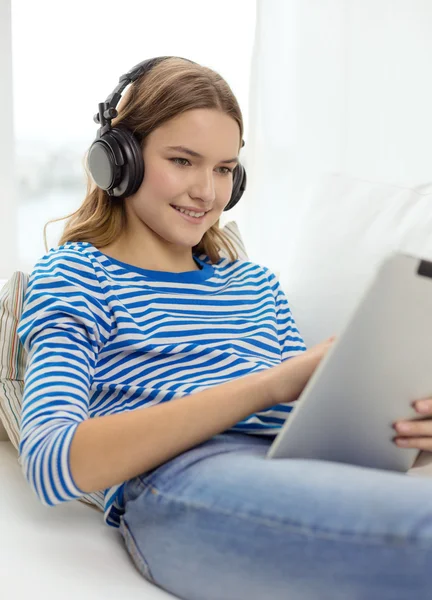 Ragazza con tablet pc e cuffie a casa — Foto Stock