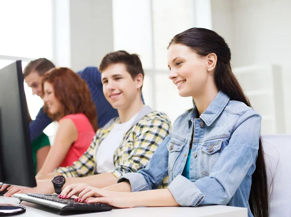 Grupp leende studenter diskussion — Stockfoto