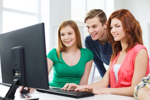 Grupo de estudiantes sonrientes discutiendo — Foto de Stock