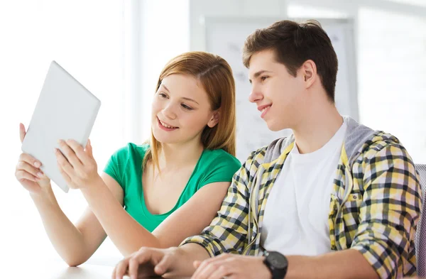 Estudiantes sonrientes con Tablet PC en la escuela —  Fotos de Stock