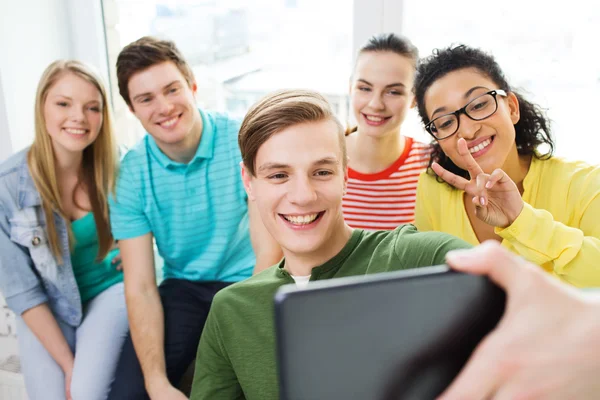 Uśmiechający się studentów co obraz z komputera typu tablet — Zdjęcie stockowe
