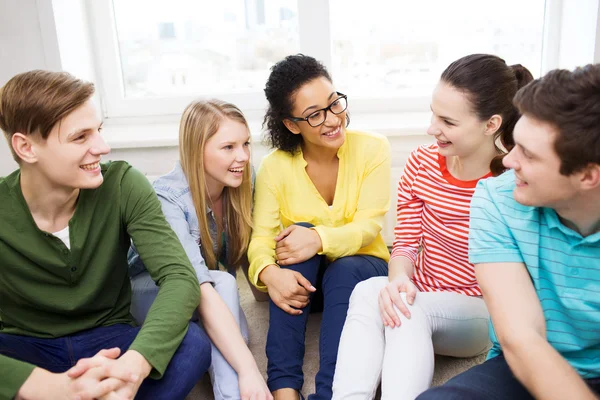 Fünf lächelnde Teenager haben Spaß zu Hause — Stockfoto