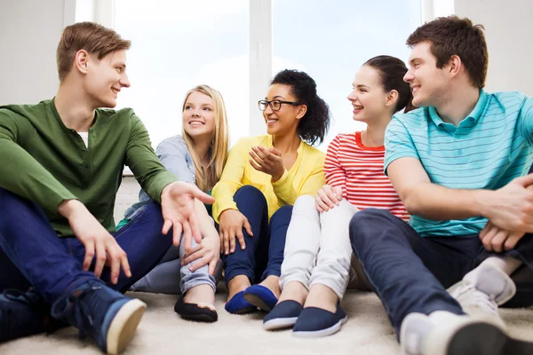 Cinq adolescents souriants s'amusent à la maison — Photo