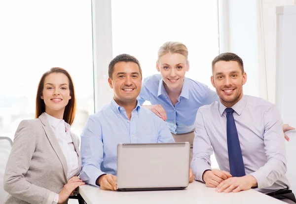 Équipe d'affaires travaillant avec ordinateur portable dans le bureau — Photo