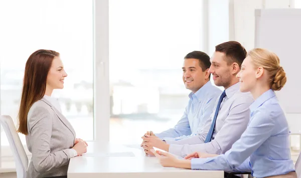 Sonriente mujer de negocios en entrevista en la oficina — Foto de Stock