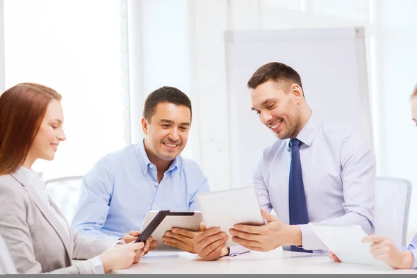 Equipe de negócios trabalhando com tablet pc no escritório — Fotografia de Stock