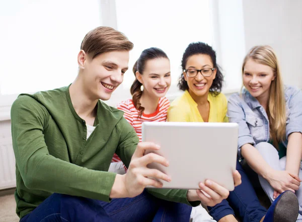 Lachende studenten maken foto met tablet pc Stockafbeelding