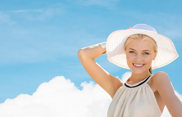 Mooie vrouw genieten zomer buiten — Stockfoto