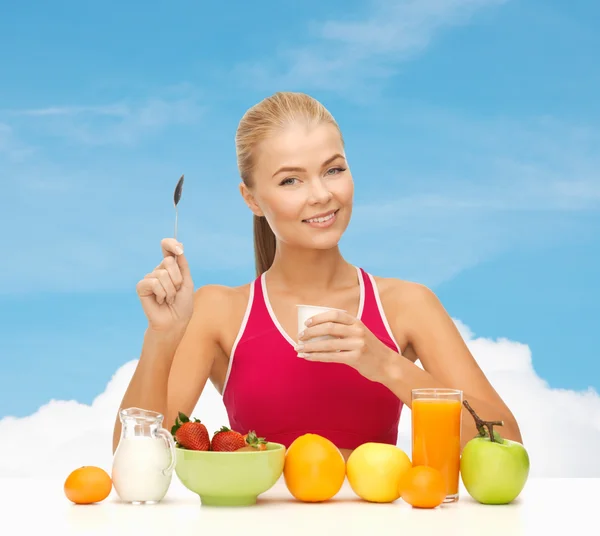 Mujer joven desayunando sano — Foto de Stock