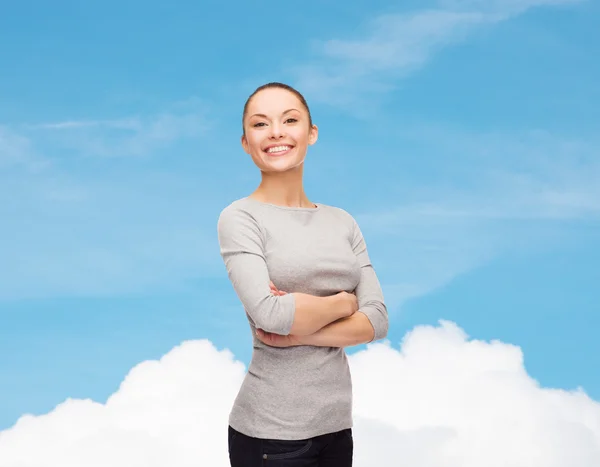 Glimlachend Aziatische vrouw met gekruiste armen — Stockfoto