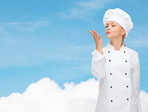Mosolyogva női szakács finom jel mutatja — Stock Fotó