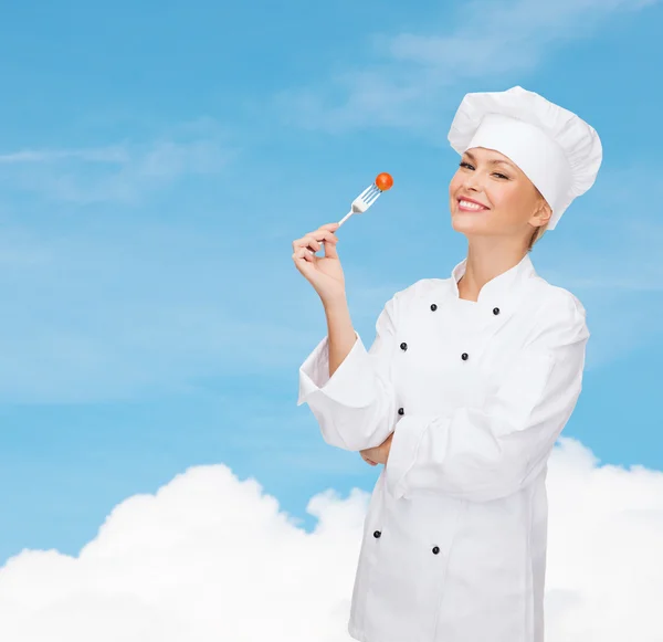 Chef sonriente con tenedor y tomate — Foto de Stock