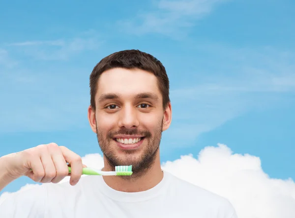 Χαμογελαστός νεαρός με οδοντόβουρτσα — Φωτογραφία Αρχείου