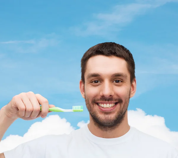 Jovem sorridente com escova de dentes — Fotografia de Stock