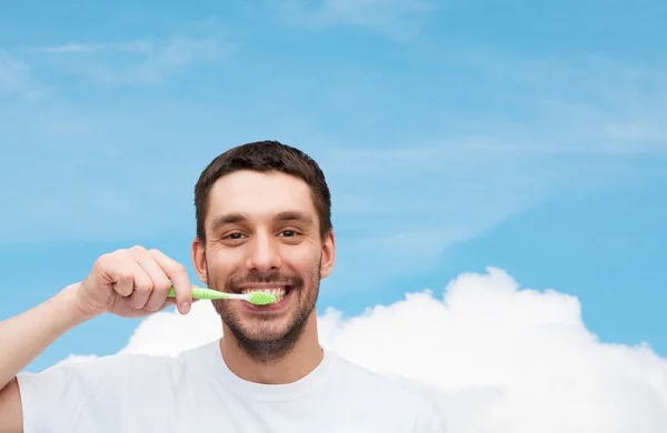 Jovem sorridente com escova de dentes — Fotografia de Stock