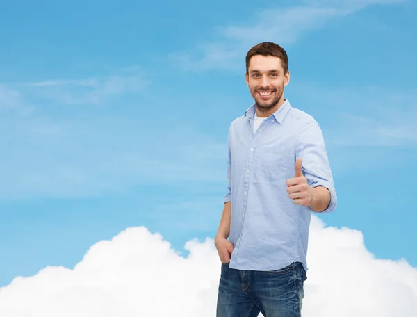 Sorrindo homem mostrando polegares para cima — Fotografia de Stock