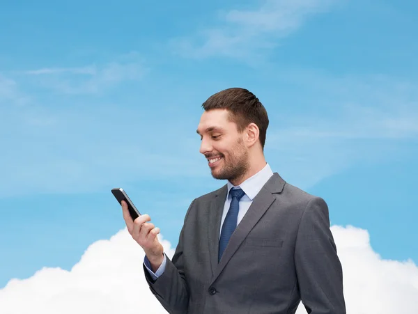 Joven hombre de negocios sonriente con smartphone — Foto de Stock