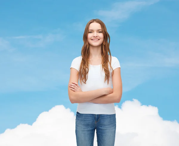 Sonriente adolescente en blanco camiseta en blanco —  Fotos de Stock