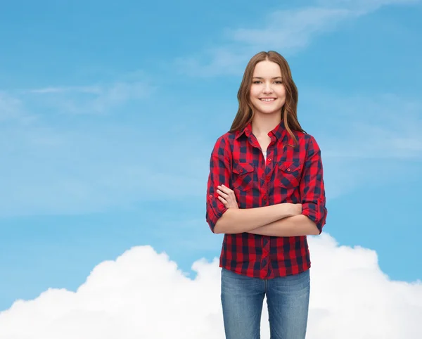 Souriant jeune femme en vêtements décontractés — Photo