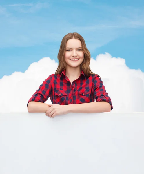 Souriant jeune adolescente avec tableau blanc blanc — Photo