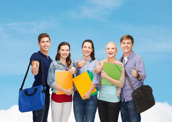 Grupo de estudantes sorrindo mostrando polegares para cima — Fotografia de Stock