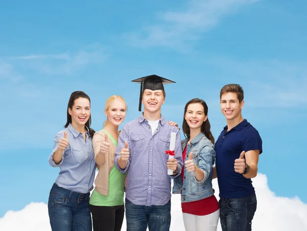 Gruppo di studenti con diploma che mostra i pollici in su — Foto Stock