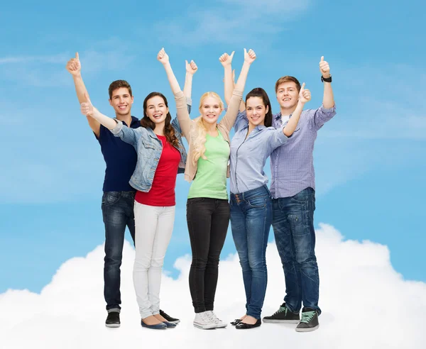 Grupo de estudiantes sonrientes mostrando pulgares hacia arriba — Foto de Stock