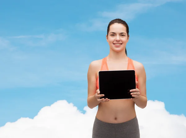 Femme sportive avec tablette PC écran blanc — Photo