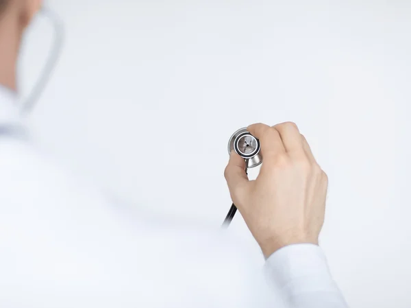 Medico mano con stetoscopio ascoltare qualcuno — Foto Stock