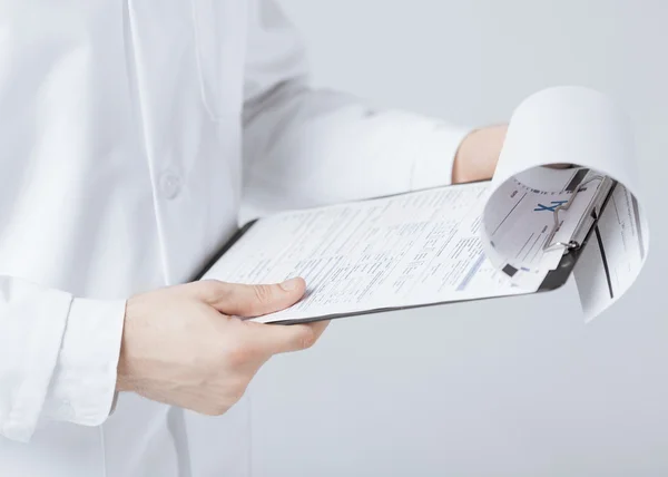 Homme médecin tenant le papier de prescription dans la main — Photo