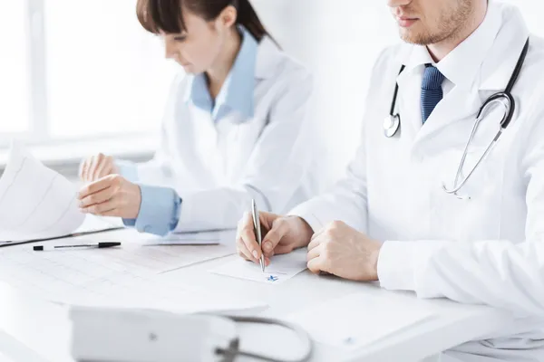 Médico y enfermera escribiendo papel de prescripción —  Fotos de Stock