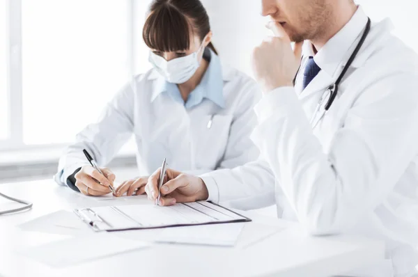 Médico y enfermera escribiendo papel de prescripción —  Fotos de Stock