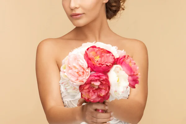 Vrouw met boeket bloemen — Stockfoto