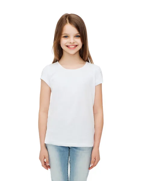 穿着白色空白T恤的笑着的小女孩 — 图库照片