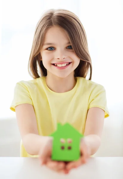 Niña sosteniendo casa de papel verde — Foto de Stock