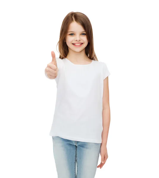 Klein meisje in lege witte tshirt thumbsup weergegeven: — Stockfoto