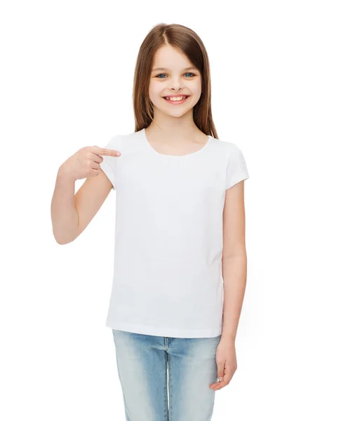 Usměvavá holčička v prázdné bílé tričko — Stock fotografie