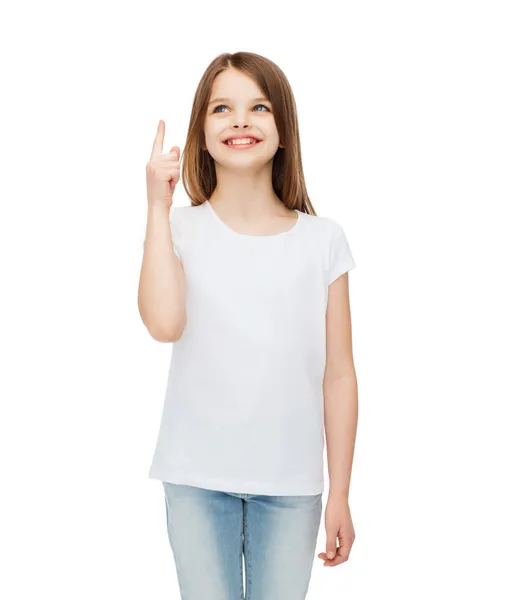 Glimlachend klein meisje in wit blanco t-shirt — Stockfoto