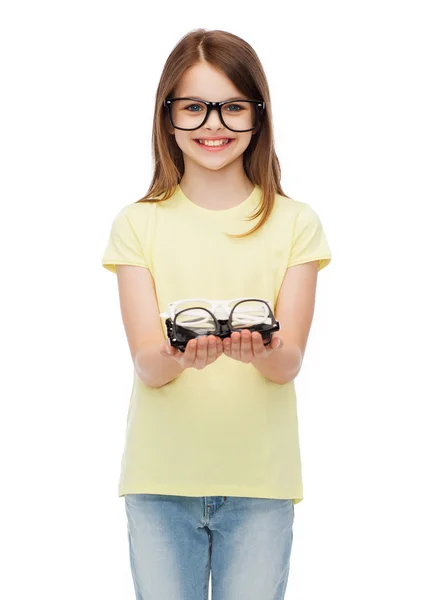 Sorridente carina bambina in occhiali neri — Foto Stock