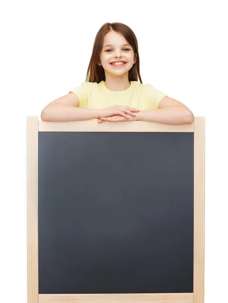 快乐的小女孩，与空白的黑板 — 图库照片
