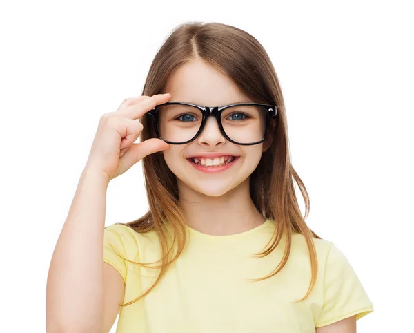 Sonriente linda niña en gafas negras — Foto de Stock