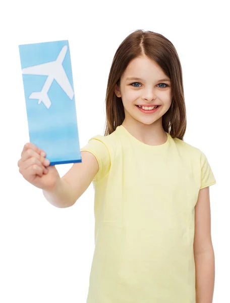Улыбающаяся маленькая девочка с билетом на самолет — стоковое фото