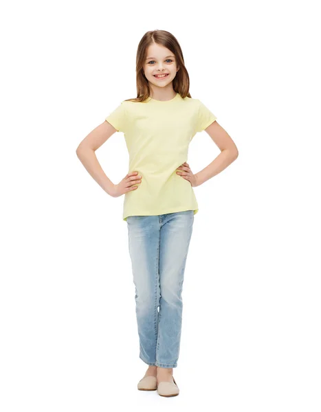 Lächelndes kleines Mädchen in lässiger Kleidung — Stockfoto