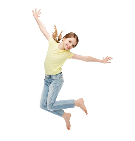 Усміхнена маленька дівчинка стрибає — стокове фото